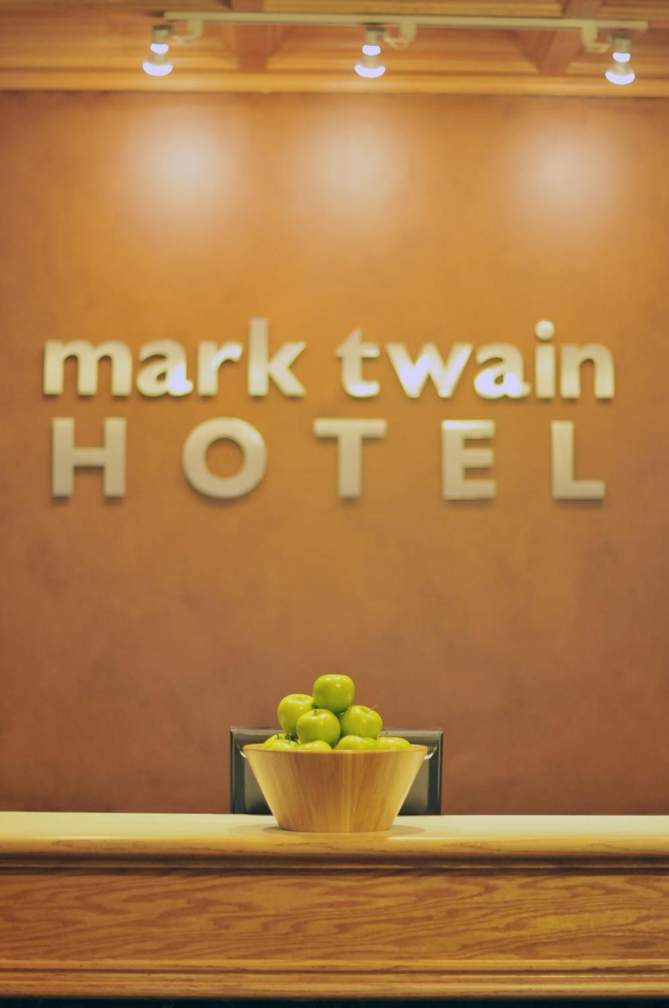 Mark Twain Hotel Peoria Buitenkant foto